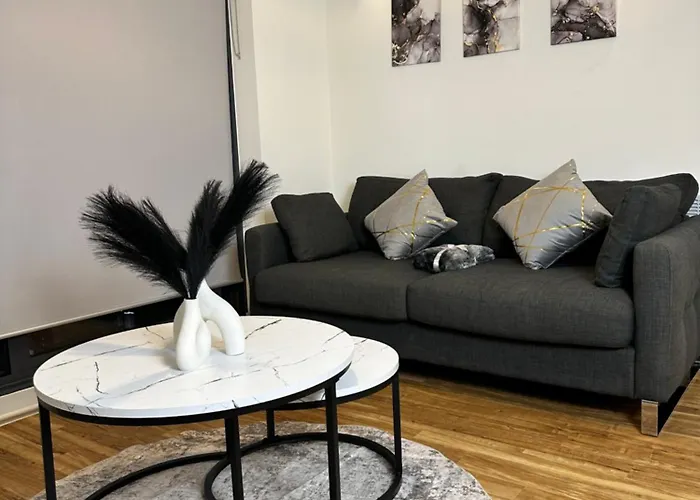Luxury 2-Bed High-Rise In Manchester With Parking